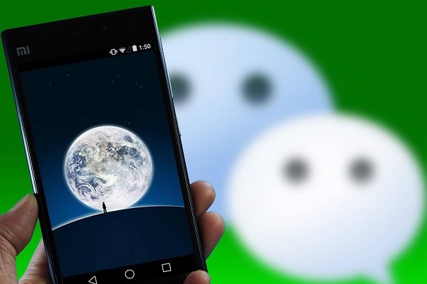 别人发的抖音怎么转到我的微信群里？